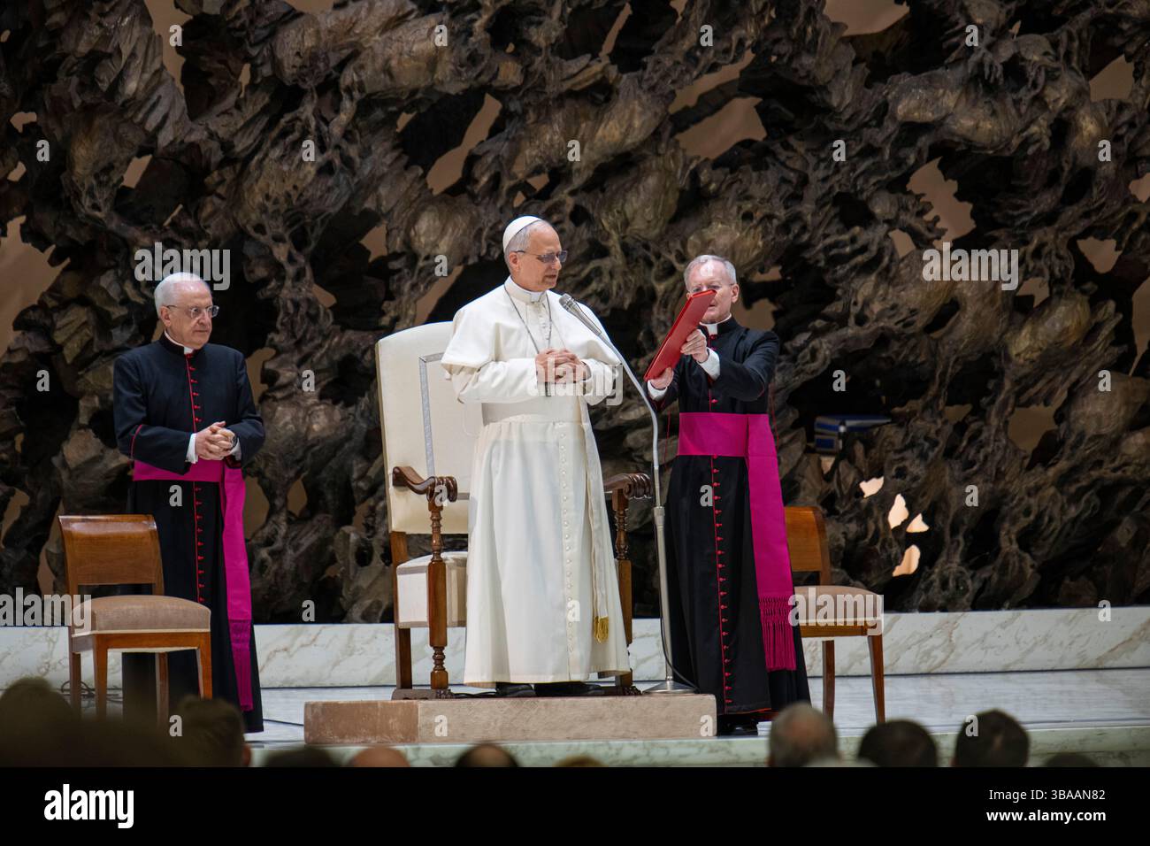 Le pape Léon XIV, Papa Leone 14, Robert Francis Prevost rencontre les mémoires de la presse qui ont couvert le Conclave de 2025. Cité du Vatican, 10 MAI 2025 photo par Banque D'Images Le pape Léon XIV, Papa Leone 14, Robert Francis Prevost rencontre les mémoires de la presse qui ont couvert le Conclave de 2025. Cité du Vatican, 10 MAI 2025 photo par Banque D'Images