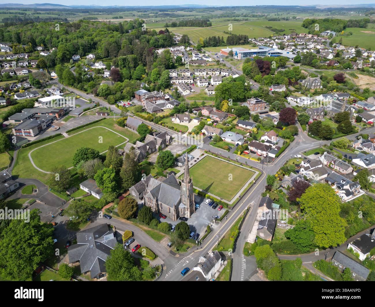 Vue aérienne de Newton Stewart, en Écosse, montrant l'église paroissiale Penningham St John's au premier plan - photo mai 2025 Banque D'Images
