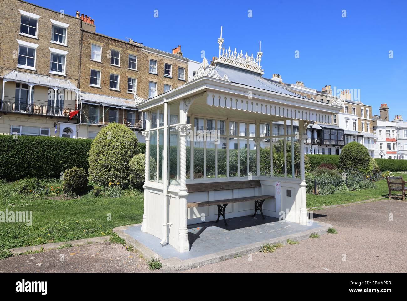 Les belles maisons historiques de grade II sur la Royal Parade surplombant le port de Ramsgate, Thanet, Kent, Royaume-Uni Banque D'Images
