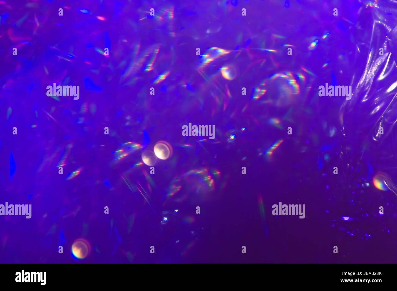 fond violet abstrait avec des éléments de néon lumineux et distorsion visuelle. Reflets lumineux colorés et particules brillantes dans un backgrou abstrait sombre Banque D'Images