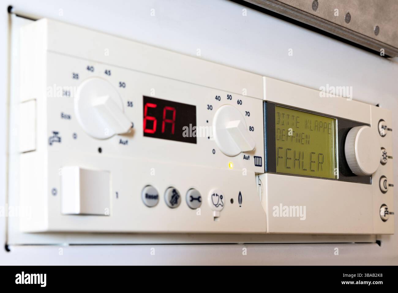 Message d'erreur allemand sur l'unité de commande d'une chaudière à gaz à condensation Banque D'Images