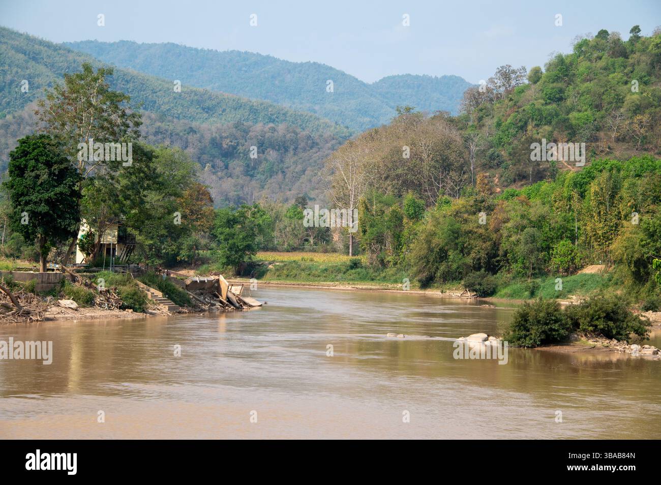 La rivière Mae Kok à Ban Ruammit, un village chrétien Karen dans le nord de la Thaïlande, Banque D'Images