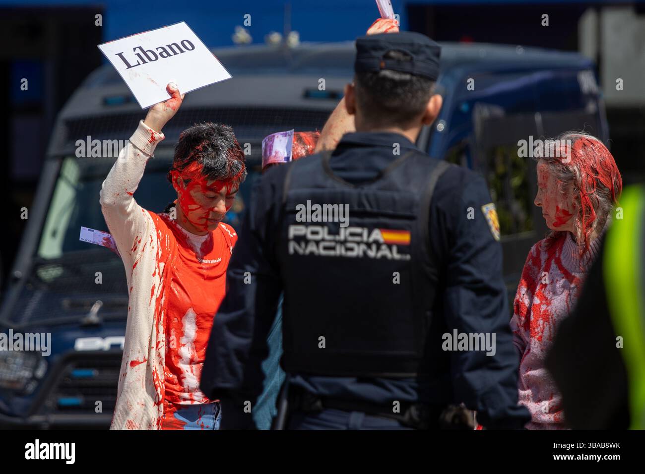 Madrid, Espagne. 12 mai 2025. Des militants des organisations pacifistes et anti-militaristes 'Desarma Madrid' mènent une action directe contre la Foire internationale de défense et de sécurité (FEINDEF), qui se tient actuellement à l'IFEMA (Madrid Trade Fair institution), pour dénoncer le commerce des armes. "Les armes vendues ici tuent les gens dans les zones de conflit." Crédit : D. Canales Carvajal/Alamy Live News Banque D'Images
