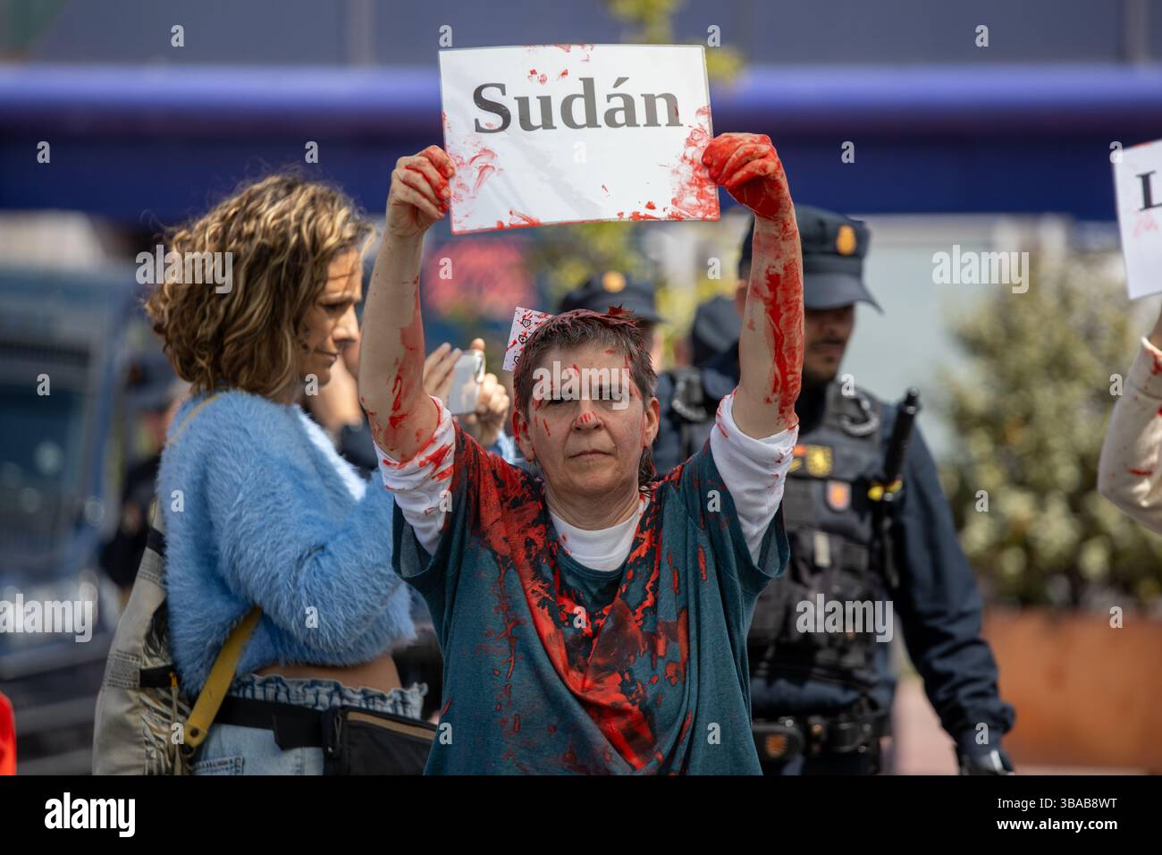 Madrid, Espagne. 12 mai 2025. Des militants des organisations pacifistes et anti-militaristes 'Desarma Madrid' mènent une action directe contre la Foire internationale de défense et de sécurité (FEINDEF), qui se tient actuellement à l'IFEMA (Madrid Trade Fair institution), pour dénoncer le commerce des armes. "Les armes vendues ici tuent les gens dans les zones de conflit." Crédit : D. Canales Carvajal/Alamy Live News Banque D'Images
