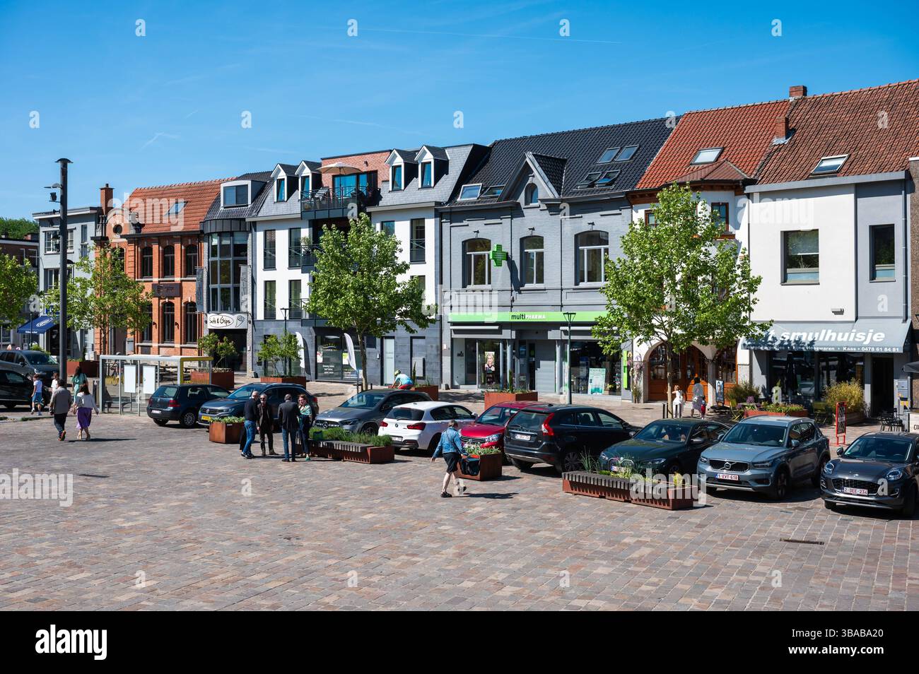 Restaurants locaux et boutiques sur la place municipale de Hoeilaart, Brabant flamand, Belgique 10 mai 2025 Banque D'Images