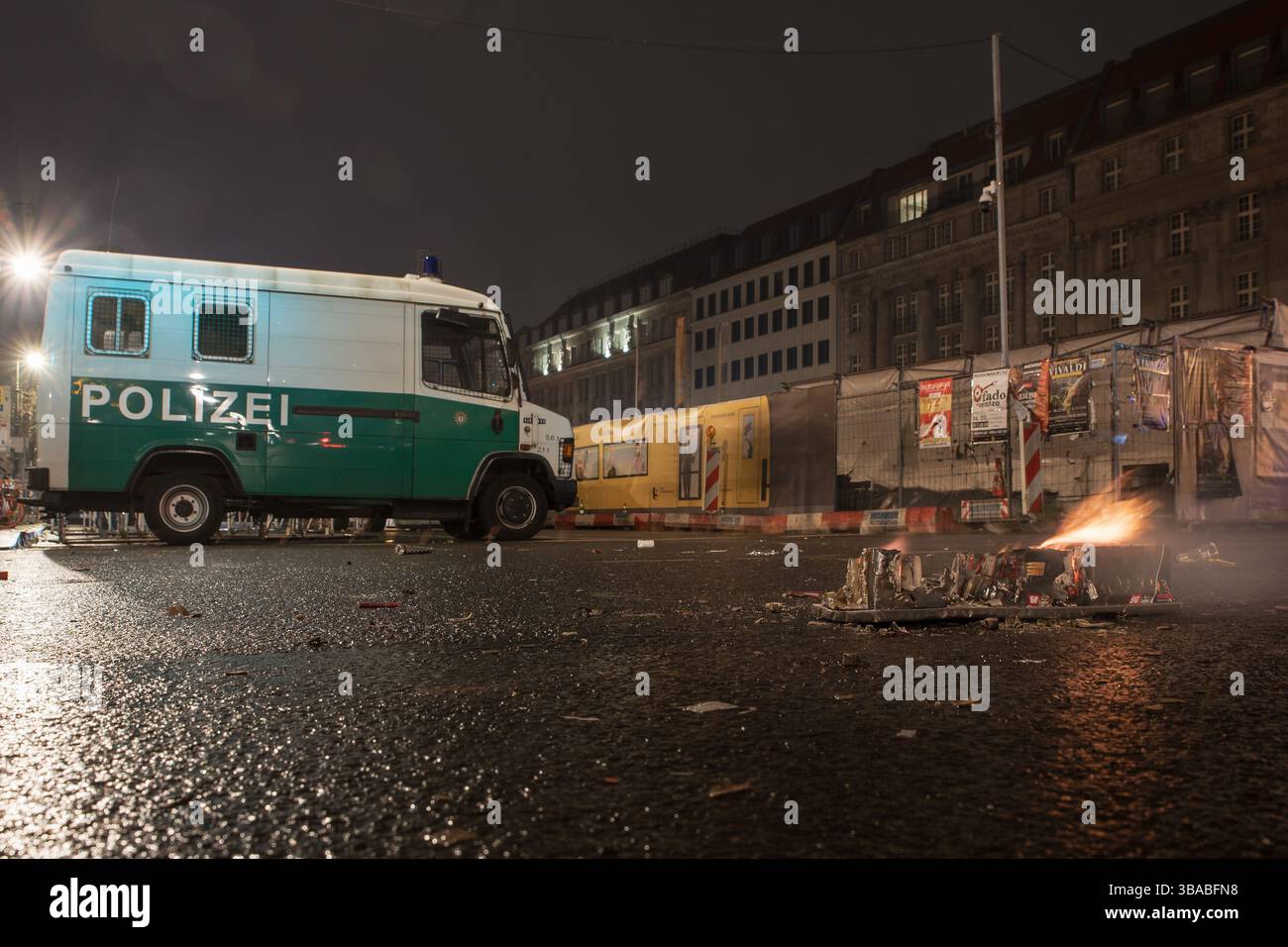 BERLIN, ALLEMAGNE - 1er JANVIER 2019 : 2018 : voiture de police dans la rue bloquée après les célébrations du nouvel an. Banque D'Images