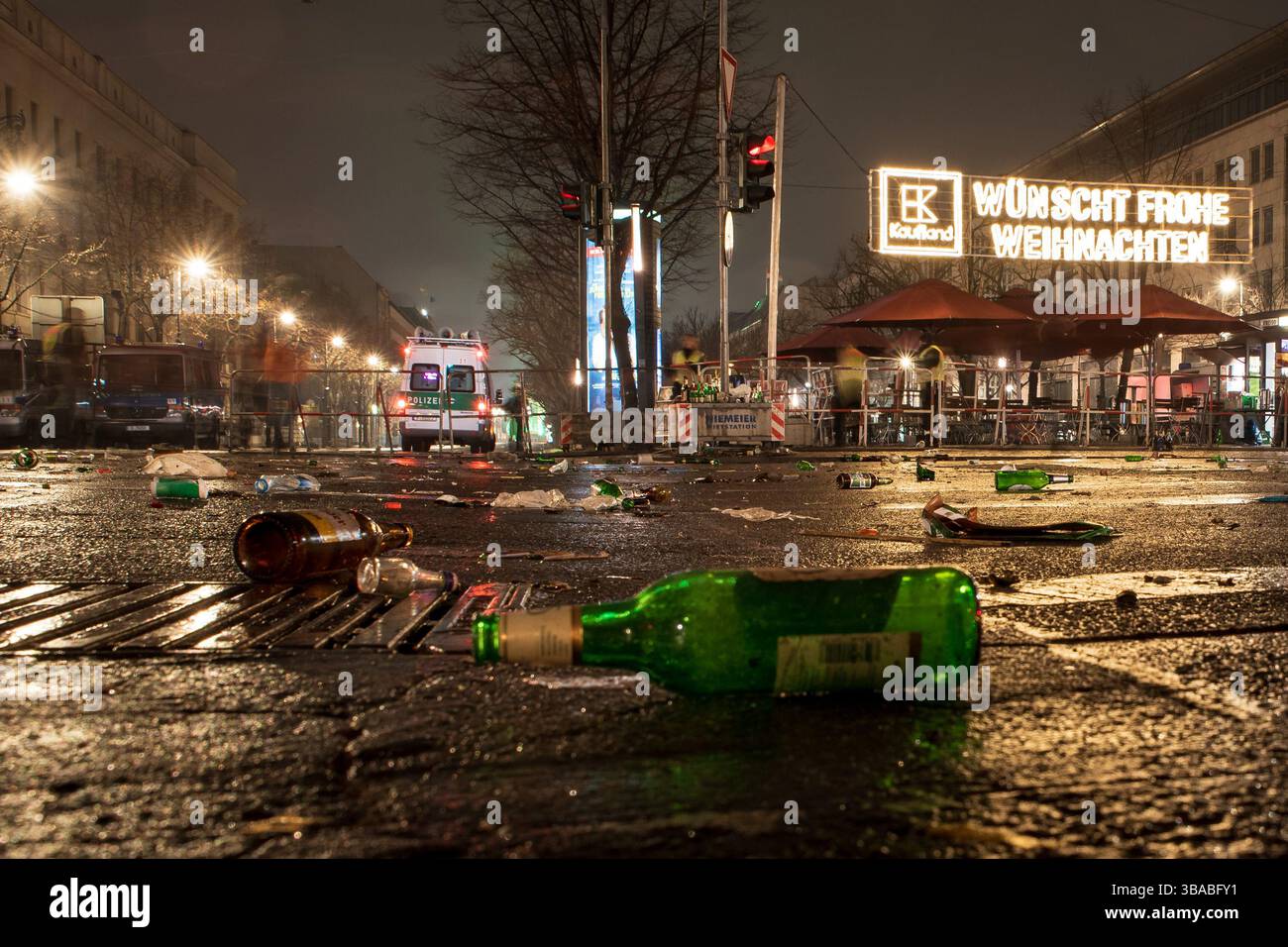 BERLIN, ALLEMAGNE - 1 JANVIER 2019 : 2018 : désordre dans la rue après les célébrations du nouvel an. Banque D'Images