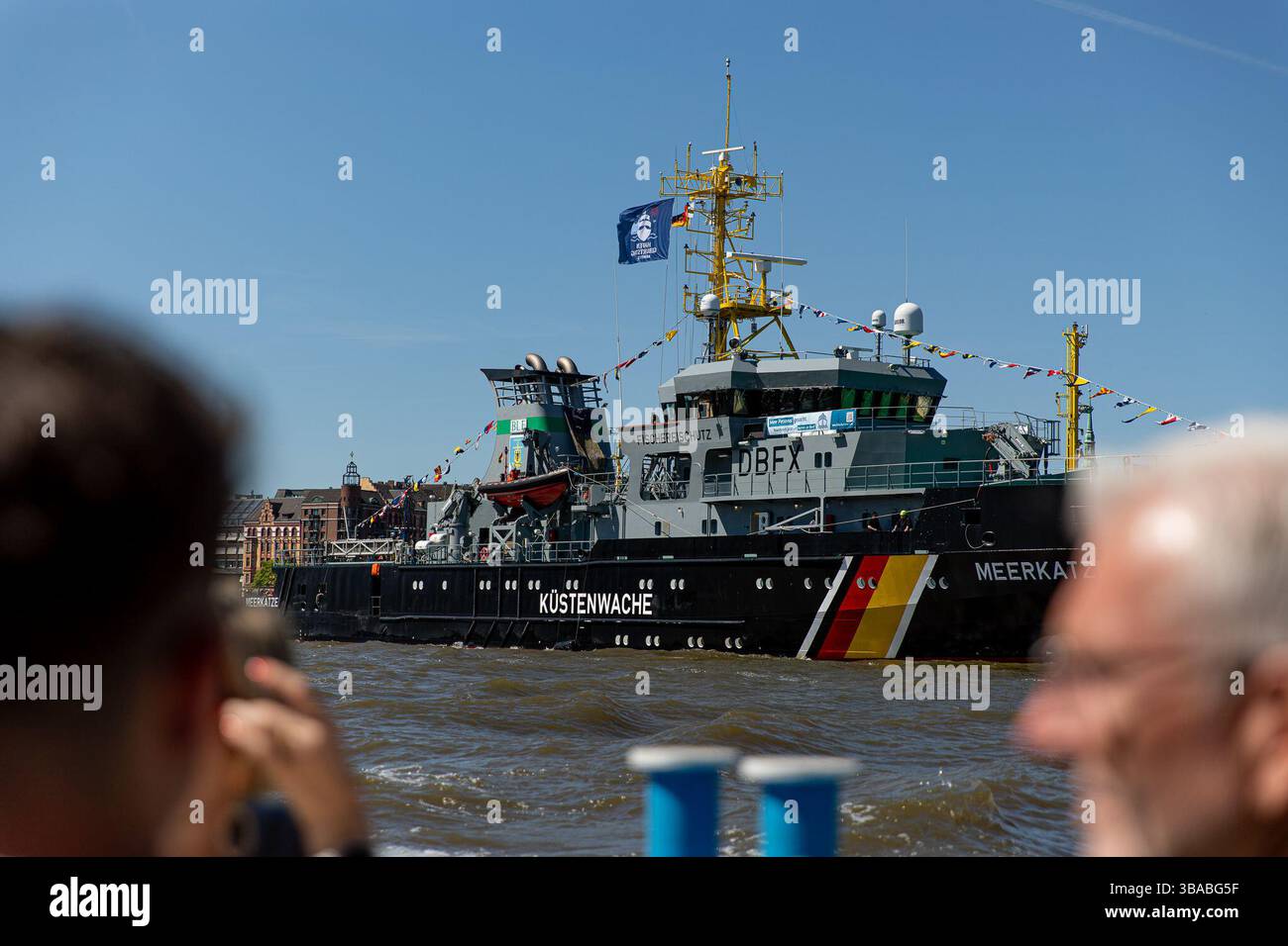 Berlin, Hambourg, Allemagne. 12 mai 2025. Le navire allemand de protection des pêches Meerkatze est vu à Hambourg, Allemagne, le lundi 12 mai 2025. Exploité par l'Office fédéral de l'agriculture et de l'alimentation, le navire patrouille dans la mer du Nord et la mer Baltique pour faire respecter les règlements de pêche dans la zone économique exclusive de l'Allemagne. (Crédit image : © Michael Kuenne/PRESSCOV via ZUMA Press Wire) USAGE ÉDITORIAL SEULEMENT ! Non destiné à UN USAGE commercial ! Banque D'Images