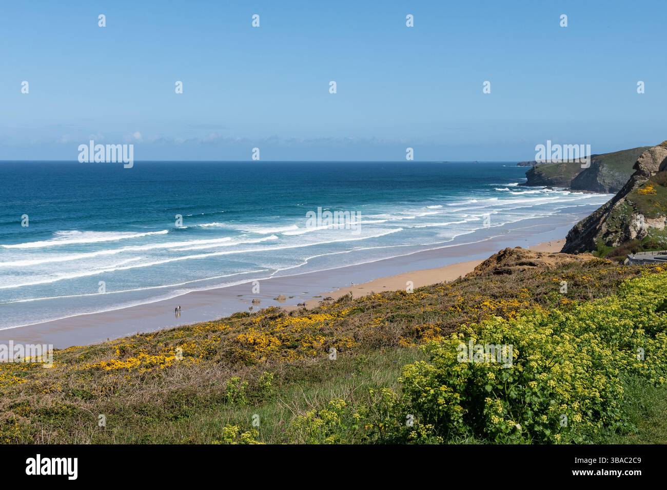 Des vagues bleues se jettent dans Watergate Bay, Cornouailles depuis l'océan Atlantique Banque D'Images