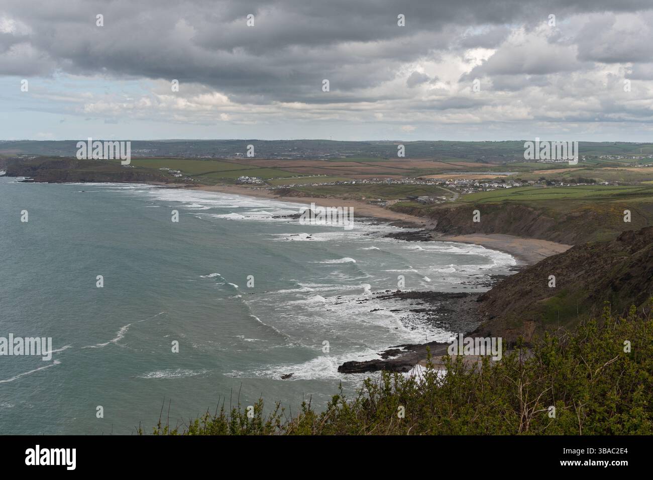Widemouth Bay, Cornwall sous une épaisse couverture de nuages Banque D'Images