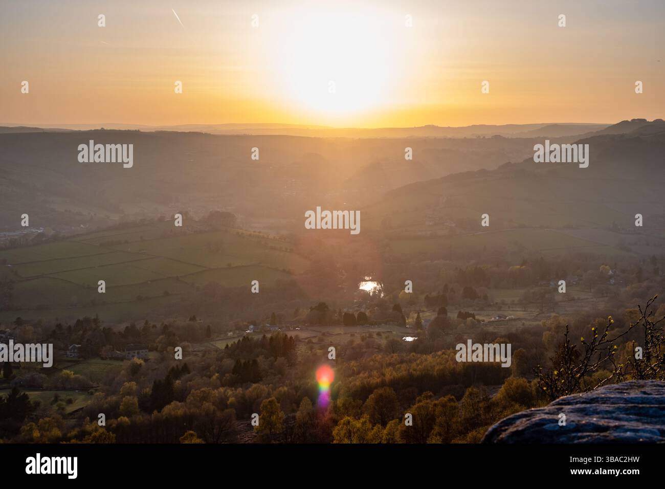 Le soleil couchant sur Curbar et Calver dans le parc national de Peak District Banque D'Images