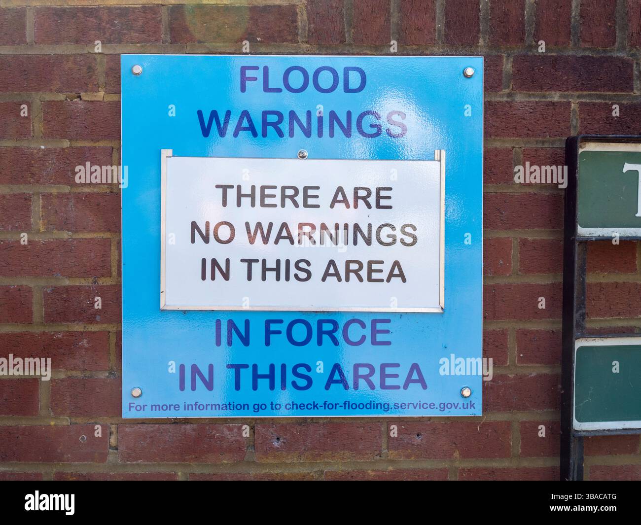 Un panneau d'avertissement d'inondation réglé sur « il n'y a aucun avertissement dans cette zone », River Thames, Hurley, Royaume-Uni. Banque D'Images