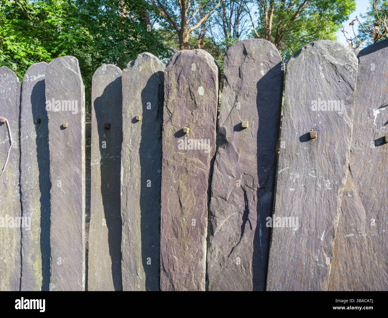 Panneaux de clôture en ardoise inhabituels sur un chemin de la Tamise (Temple Lane) près de Temple Mill Island, près de Bisham, Royaume-Uni. Banque D'Images