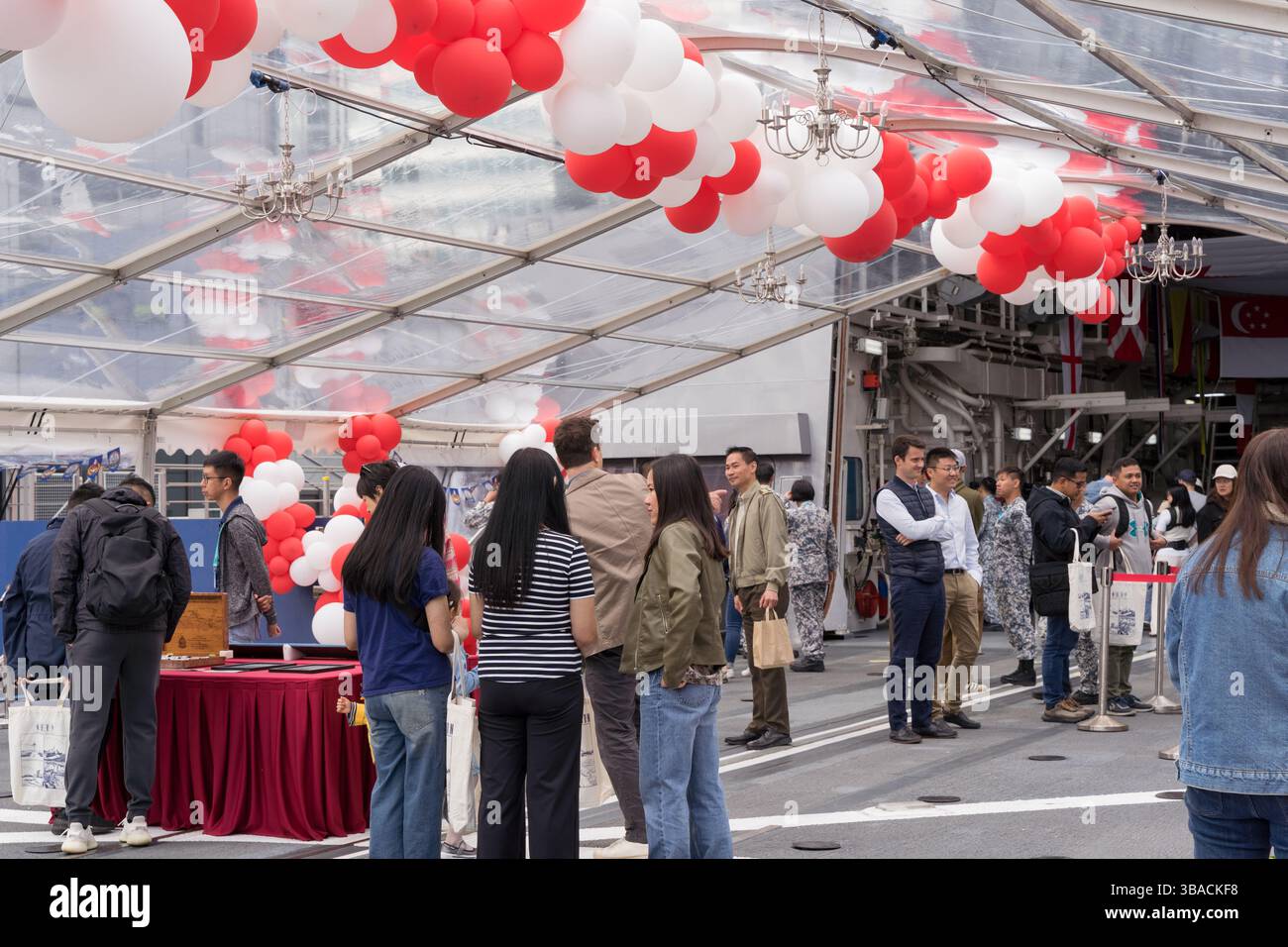 En mai 2025, RSS formidable (68) , navire de guerre de la marine de Singapour, amarré à Londres à Canary Wharf, accueillant la marine à Londres événement ouvert aux visiteurs publics, Royaume-Uni Banque D'Images