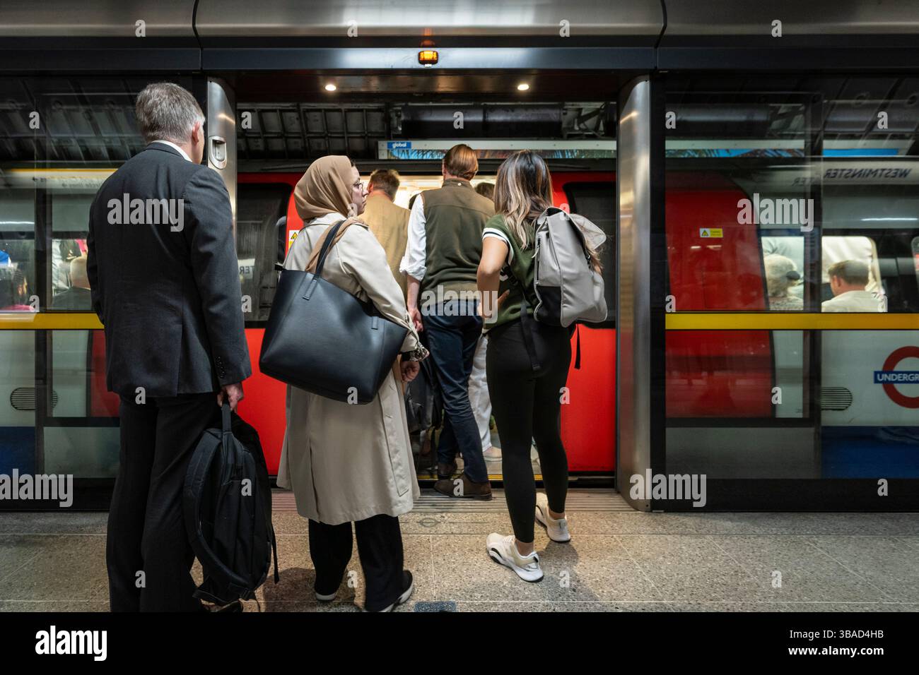 Londres, Royaume-Uni. 12 mai 2025. Les navetteurs de la station de métro Westminster essaient de monter à bord d'un tube de la ligne Jubilee retardée bondé. Les navetteurs tentent de rentrer chez eux à la suite d’une panne de courant sur le réseau transport for London (TFL). Credit : Stephen Chung / Alamy Live News Banque D'Images