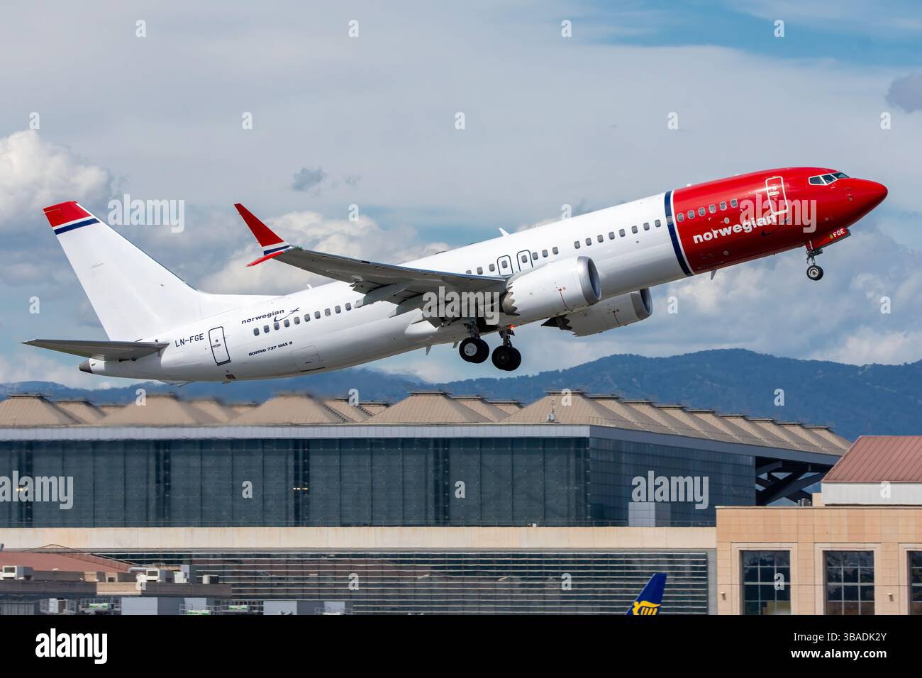Un avion de ligne moderne Boeing 737 MAX de Norwegian Air Shuttle AOC décollant à l'aéroport de Málaga Costa del sol, immatriculé LN-FGE. Banque D'Images