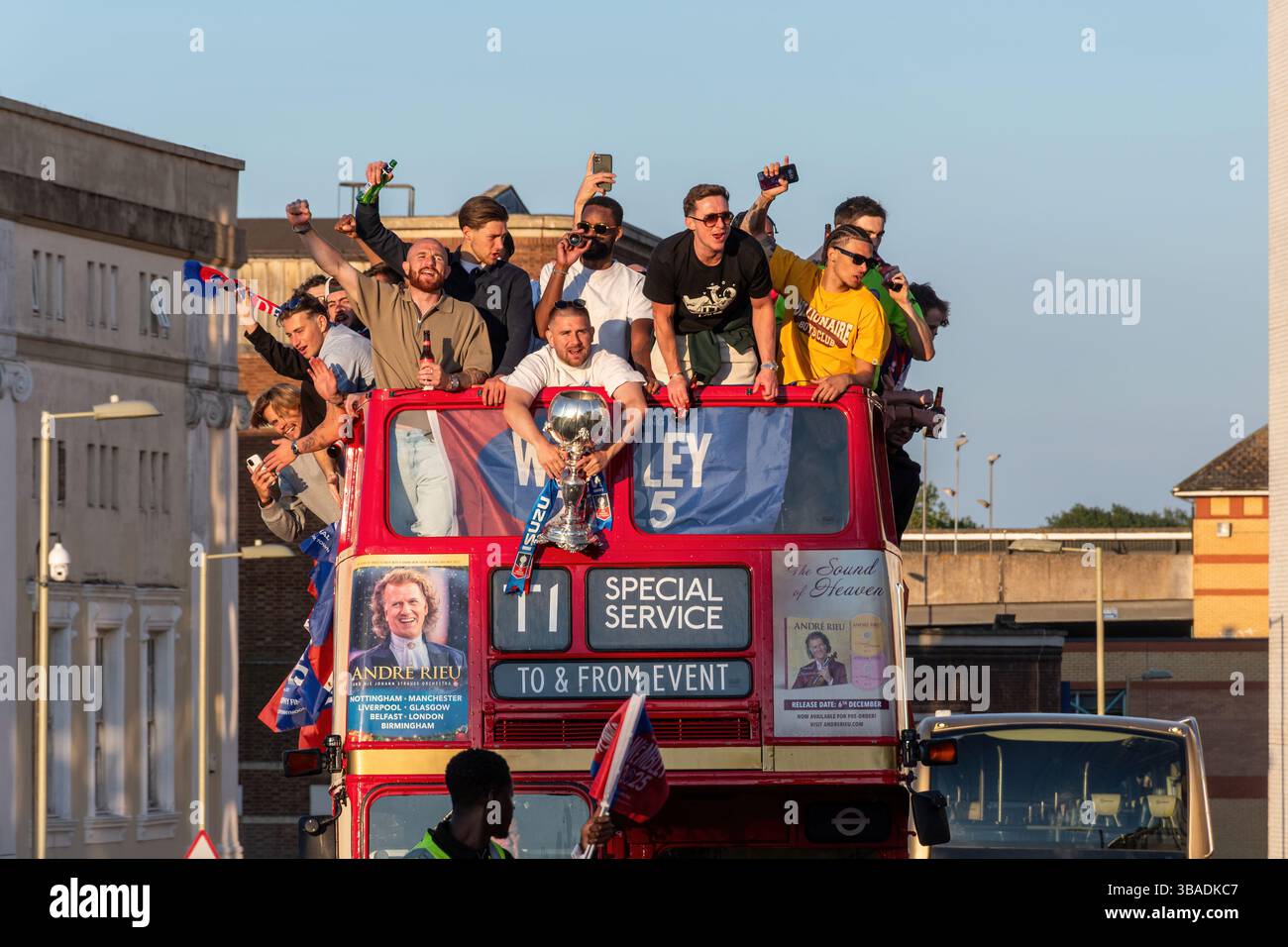 12 mai 2025. Aldershot Town Football Club lors d'une visite en bus à toit ouvert célébrant la ville du Hampshire dans la soirée suivant la victoire du club en Isuzu FA Trophy 2025 au stade de Wembley, Angleterre, Royaume-Uni. L'équipe a battu Spennymoor Town 3-0 le 11 mai 2025. Banque D'Images
