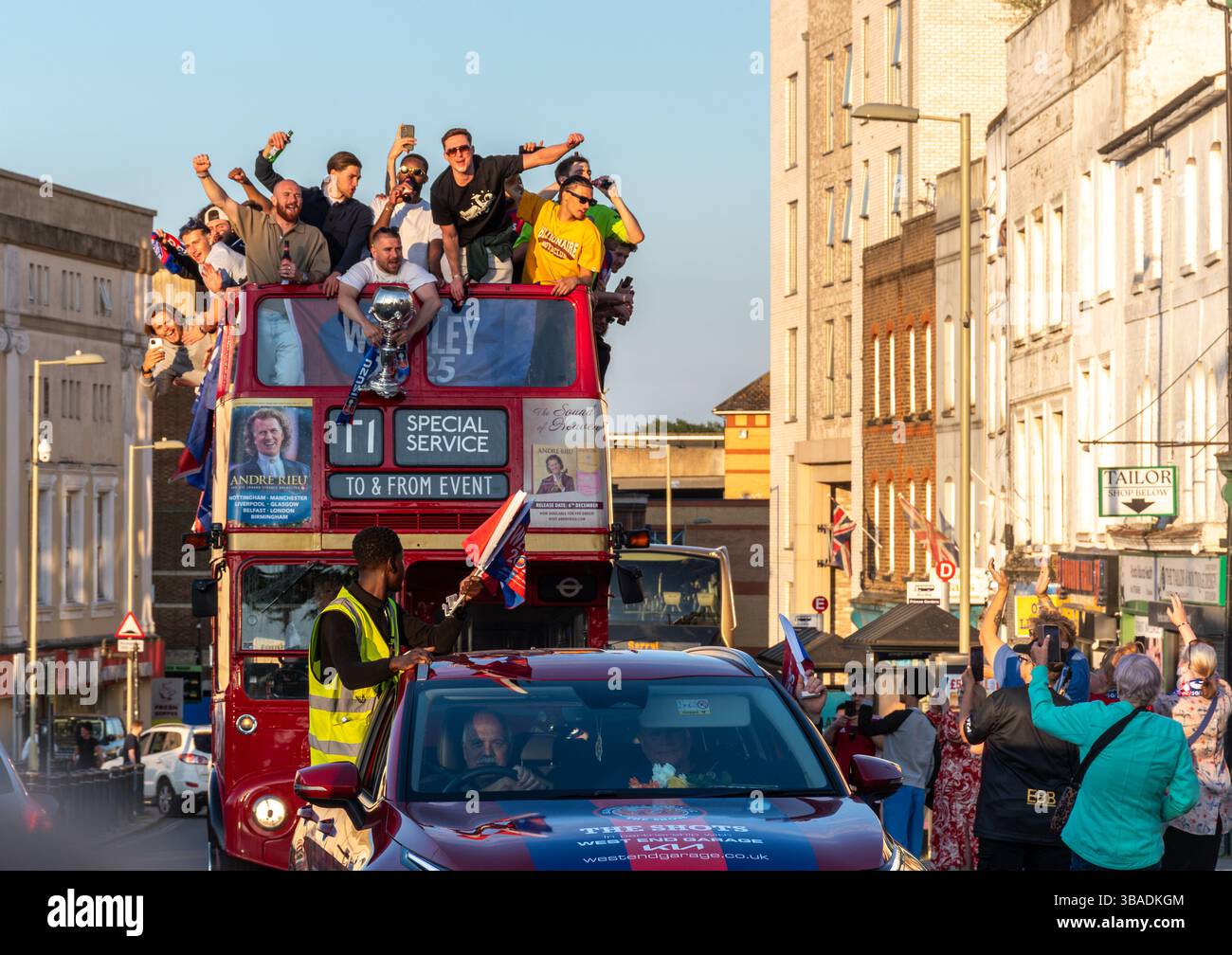 12 mai 2025. Aldershot Town Football Club lors d'une visite en bus à toit ouvert célébrant la ville du Hampshire dans la soirée suivant la victoire du club en Isuzu FA Trophy 2025 au stade de Wembley, Angleterre, Royaume-Uni. L'équipe a battu Spennymoor Town 3-0 le 11 mai 2025. Banque D'Images