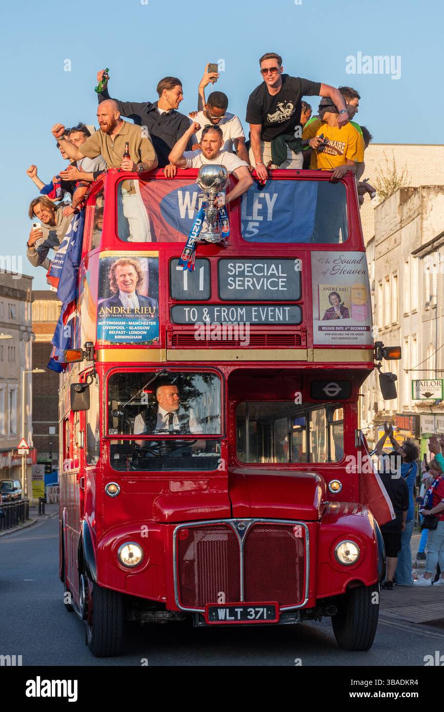 12 mai 2025. Aldershot Town Football Club lors d'une visite en bus à toit ouvert célébrant la ville du Hampshire dans la soirée suivant la victoire du club en Isuzu FA Trophy 2025 au stade de Wembley, Angleterre, Royaume-Uni. L'équipe a battu Spennymoor Town 3-0 le 11 mai 2025. Banque D'Images