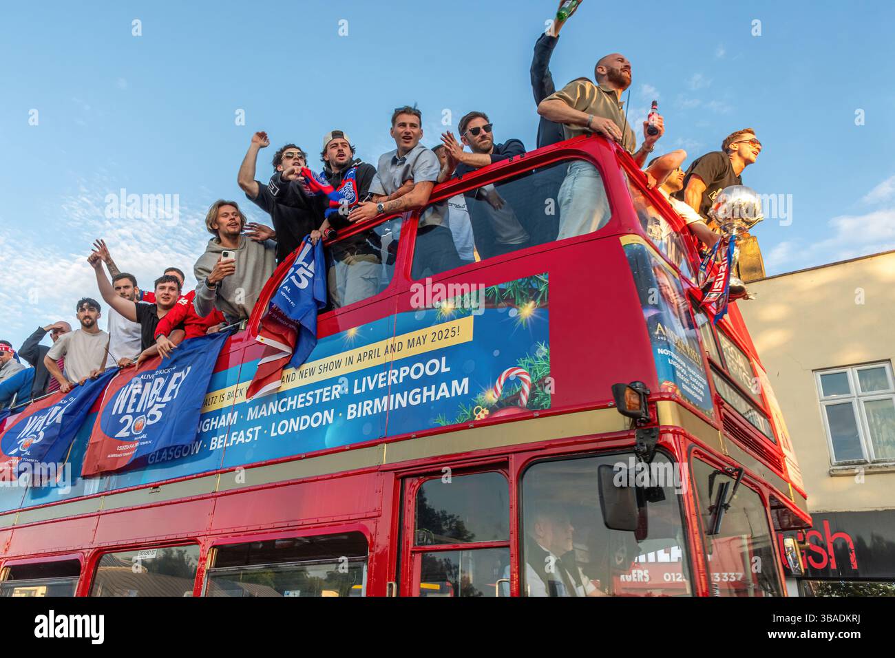 12 mai 2025. Aldershot Town Football Club lors d'une visite en bus à toit ouvert célébrant la ville du Hampshire dans la soirée suivant la victoire du club en Isuzu FA Trophy 2025 au stade de Wembley, Angleterre, Royaume-Uni. L'équipe a battu Spennymoor Town 3-0 le 11 mai 2025. Banque D'Images