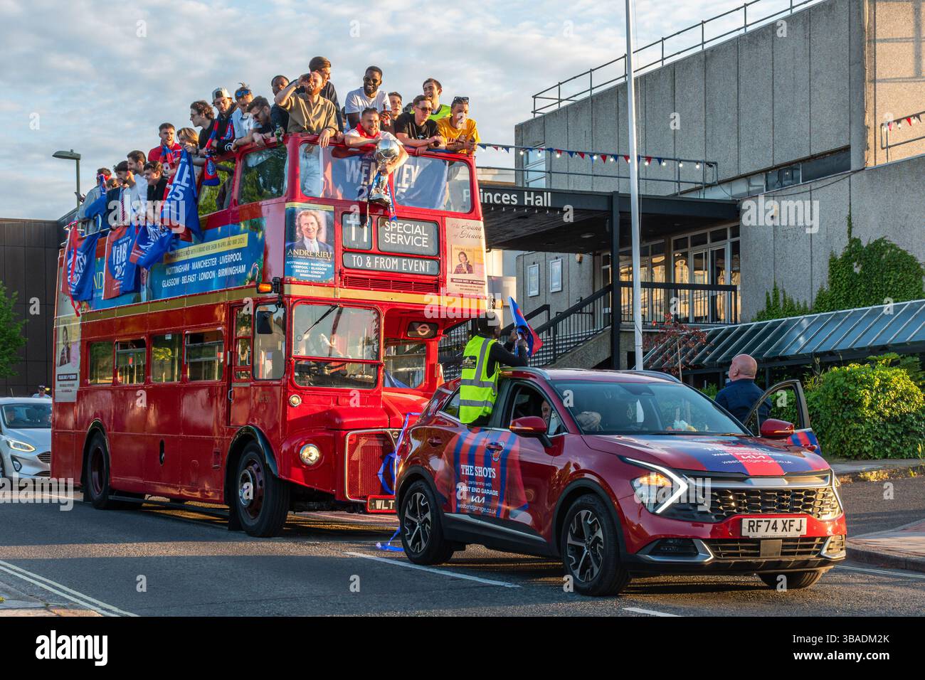 12 mai 2025. Aldershot Town Football Club lors d'une visite en bus à toit ouvert célébrant la ville du Hampshire dans la soirée suivant la victoire du club en Isuzu FA Trophy 2025 au stade de Wembley, Angleterre, Royaume-Uni. L'équipe a battu Spennymoor Town 3-0 le 11 mai 2025. Banque D'Images