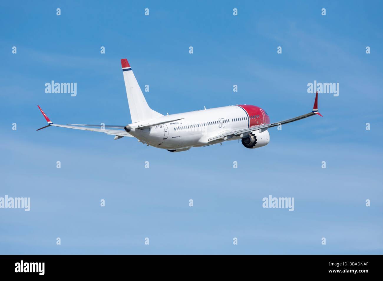 Un avion de ligne moderne Boeing 737 MAX de Norwegian Air Shuttle AOC décollant à l'aéroport de Málaga Costa del sol, immatriculé LN-FGE. Banque D'Images