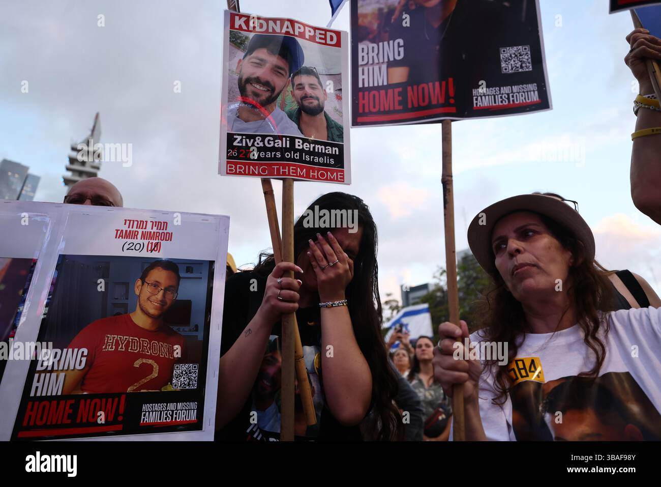 Tel Aviv, Israël. 12 mai 2025. Les gens regardent en direct la libération de l'otage israélo-américain Edan Alexander sur une place à tel Aviv, en Israël, le 12 mai 2025. Otage israélo-américain Edan Alexander est arrivé en Israël lundi soir après avoir été libéré de Gaza, où il a été détenu en captivité par le Hamas pendant 19 mois, a déclaré le ministère israélien de la Défense dans un communiqué. Crédit : Jamal Awad/Xinhua/Alamy Live News Banque D'Images Tel Aviv, Israël. 12 mai 2025. Les gens regardent en direct la libération de l'otage israélo-américain Edan Alexander sur une place à tel Aviv, en Israël, le 12 mai 2025. Otage israélo-américain Edan Alexander est arrivé en Israël lundi soir après avoir été libéré de Gaza, où il a été détenu en captivité par le Hamas pendant 19 mois, a déclaré le ministère israélien de la Défense dans un communiqué. Crédit : Jamal Awad/Xinhua/Alamy Live News Banque D'Images