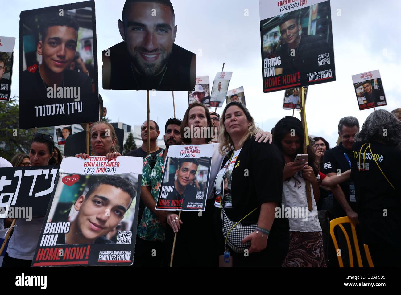 Tel Aviv, Israël. 12 mai 2025. Les gens regardent en direct la libération de l'otage israélo-américain Edan Alexander sur une place à tel Aviv, en Israël, le 12 mai 2025. Otage israélo-américain Edan Alexander est arrivé en Israël lundi soir après avoir été libéré de Gaza, où il a été détenu en captivité par le Hamas pendant 19 mois, a déclaré le ministère israélien de la Défense dans un communiqué. Crédit : Jamal Awad/Xinhua/Alamy Live News Banque D'Images Tel Aviv, Israël. 12 mai 2025. Les gens regardent en direct la libération de l'otage israélo-américain Edan Alexander sur une place à tel Aviv, en Israël, le 12 mai 2025. Otage israélo-américain Edan Alexander est arrivé en Israël lundi soir après avoir été libéré de Gaza, où il a été détenu en captivité par le Hamas pendant 19 mois, a déclaré le ministère israélien de la Défense dans un communiqué. Crédit : Jamal Awad/Xinhua/Alamy Live News Banque D'Images