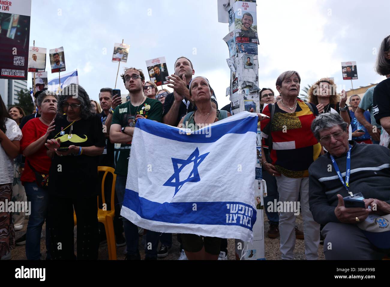 Tel Aviv, Israël. 12 mai 2025. Les gens regardent en direct la libération de l'otage israélo-américain Edan Alexander sur une place à tel Aviv, en Israël, le 12 mai 2025. Otage israélo-américain Edan Alexander est arrivé en Israël lundi soir après avoir été libéré de Gaza, où il a été détenu en captivité par le Hamas pendant 19 mois, a déclaré le ministère israélien de la Défense dans un communiqué. Crédit : Jamal Awad/Xinhua/Alamy Live News Banque D'Images Tel Aviv, Israël. 12 mai 2025. Les gens regardent en direct la libération de l'otage israélo-américain Edan Alexander sur une place à tel Aviv, en Israël, le 12 mai 2025. Otage israélo-américain Edan Alexander est arrivé en Israël lundi soir après avoir été libéré de Gaza, où il a été détenu en captivité par le Hamas pendant 19 mois, a déclaré le ministère israélien de la Défense dans un communiqué. Crédit : Jamal Awad/Xinhua/Alamy Live News Banque D'Images