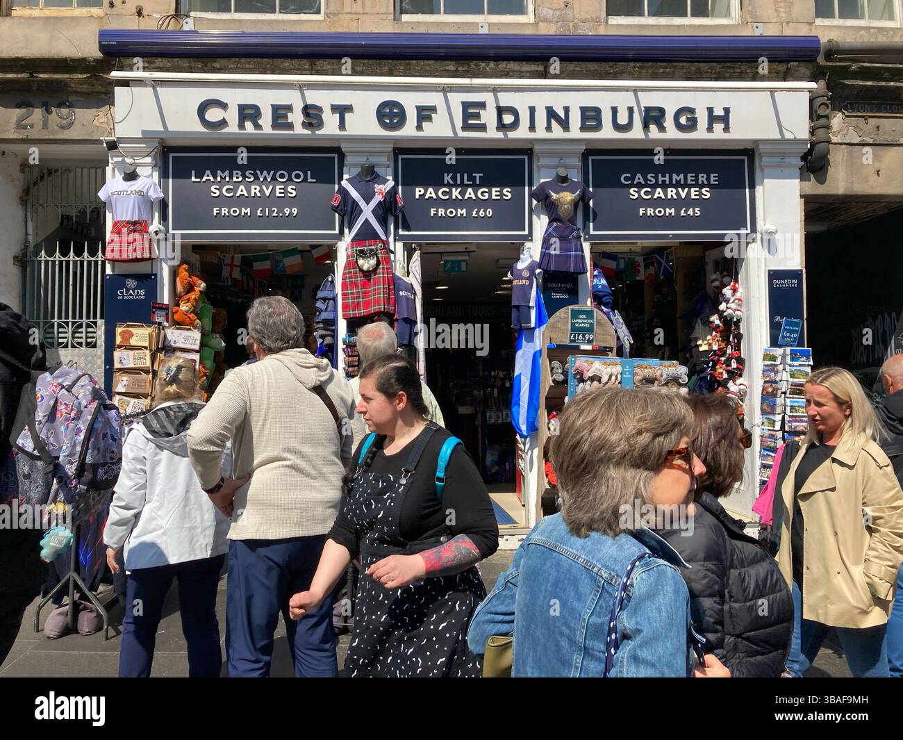 Crête d'Édimbourg, vendant cachemire, laine d'agneau, tartans et kilts, Royal Mile, Édimbourg Écosse - Image de stock capturée avec un smartphone