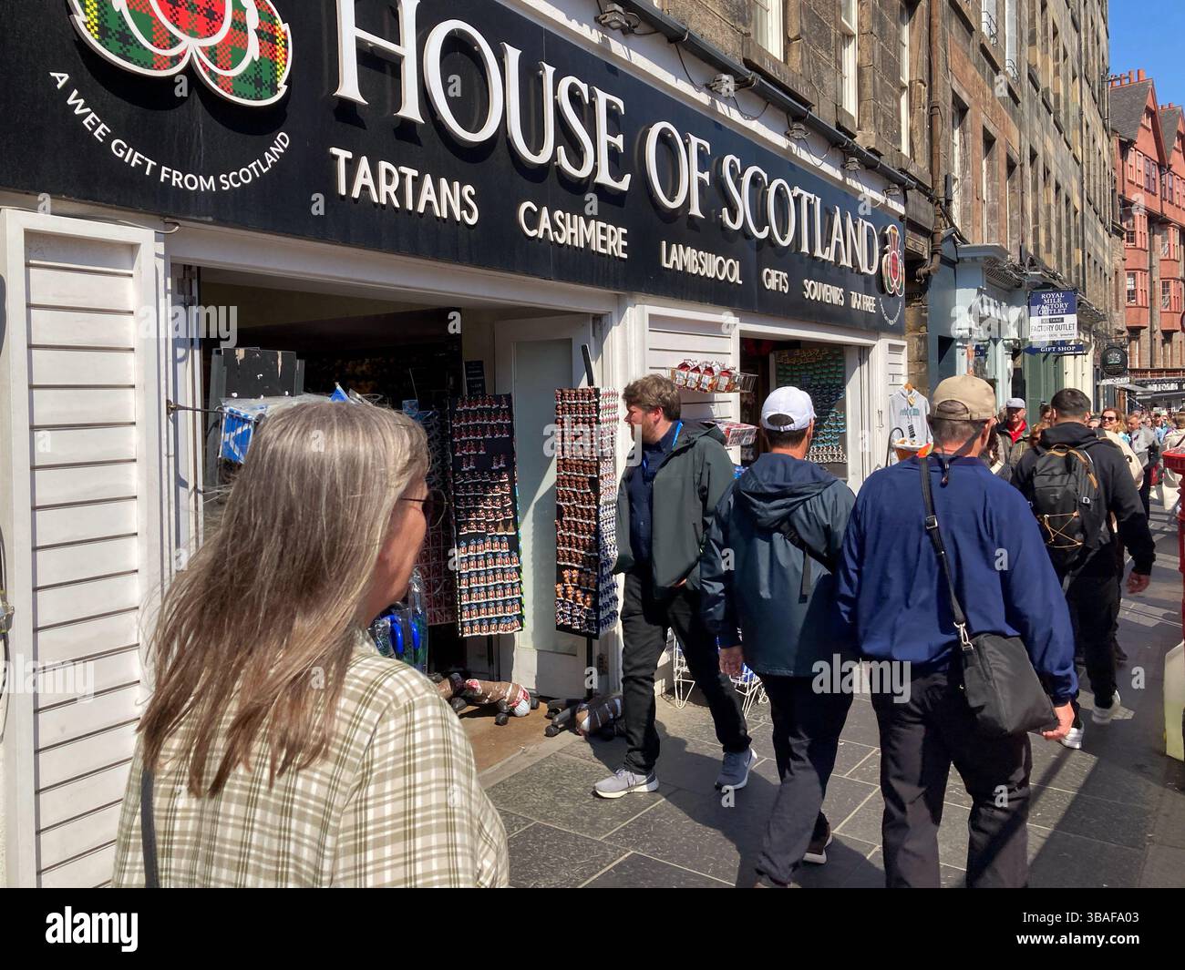 House of Scotland : vente de tartans, cachemire, laine d'agneau, cadeaux et souvenirs, Lawnmarket Royal Mile, Édimbourg Écosse - Image de stock capturée avec un smartphone