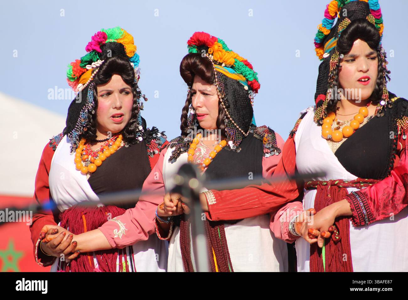 Kelaat Mgouna - Maroc. 05-05-2025. Des femmes berbères marocaines dansant et chantant Ahidous ; une musique folklorique traditionnelle. Folklore marocain. Banque D'Images