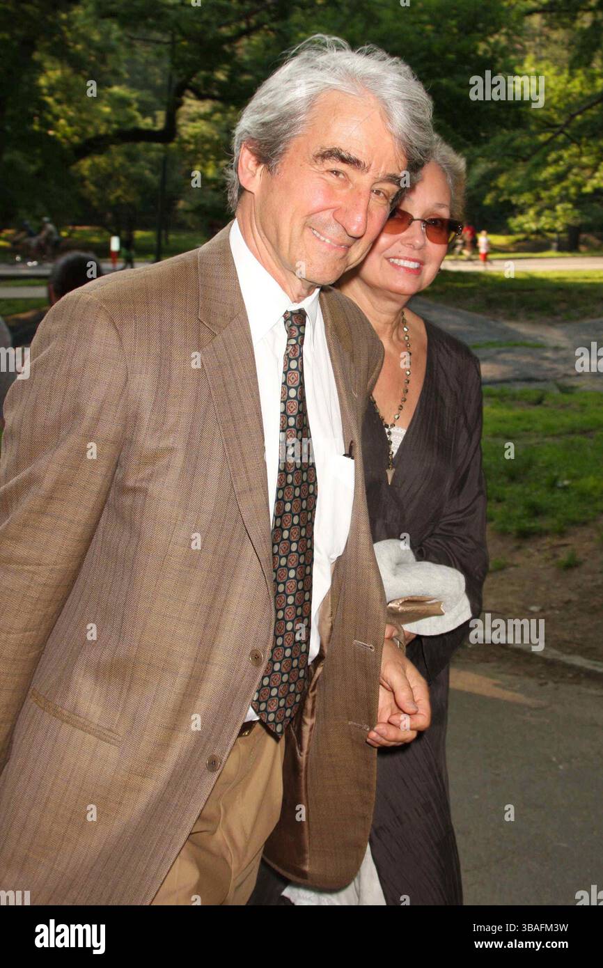 Sam Waterston et son épouse Lynn Louisa Woodruff assistent à la soirée d'ouverture de Shakespeare dans la production de 'Twelenth Night' au Delacorte Theater de Central Park à New York le 25 juin 2009. Crédit photo : Henry McGee/MediaPunch Banque D'Images