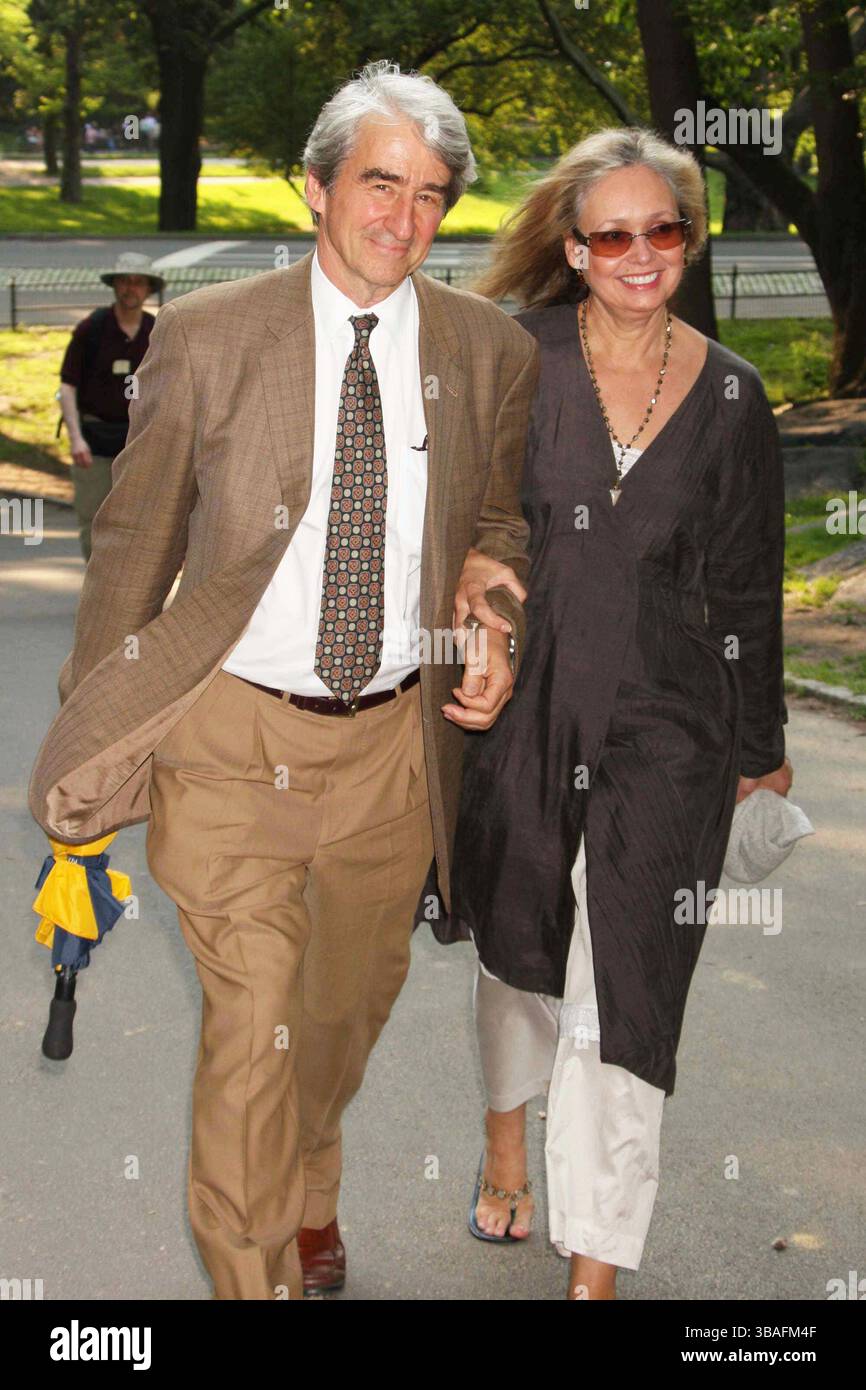 Sam Waterston et son épouse Lynn Louisa Woodruff assistent à la soirée d'ouverture de Shakespeare dans la production de 'Twelenth Night' au Delacorte Theater de Central Park à New York le 25 juin 2009. Crédit photo : Henry McGee/MediaPunch Banque D'Images