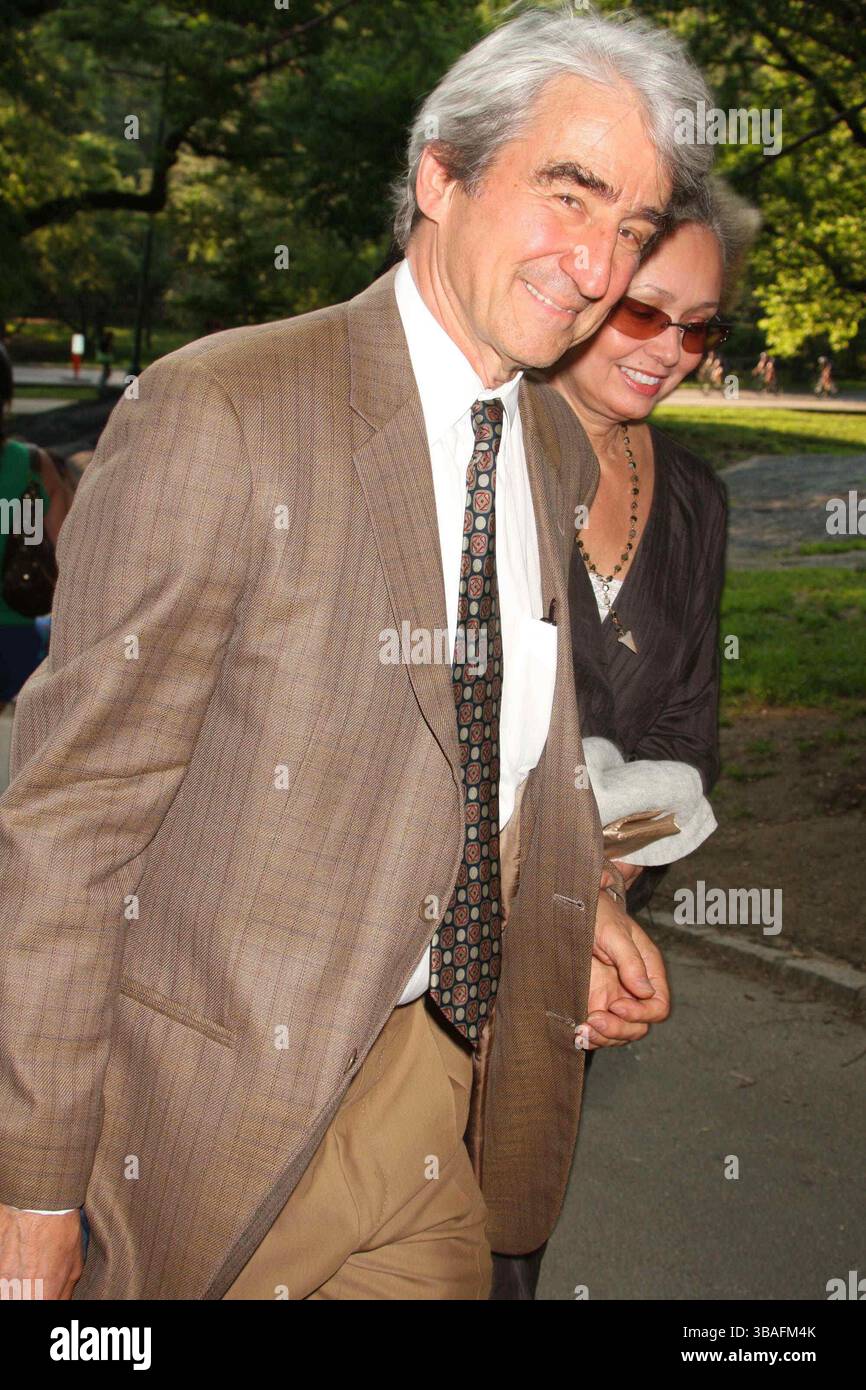 Sam Waterston et son épouse Lynn Louisa Woodruff assistent à la soirée d'ouverture de Shakespeare dans la production de 'Twelenth Night' au Delacorte Theater de Central Park à New York le 25 juin 2009. Crédit photo : Henry McGee/MediaPunch Banque D'Images