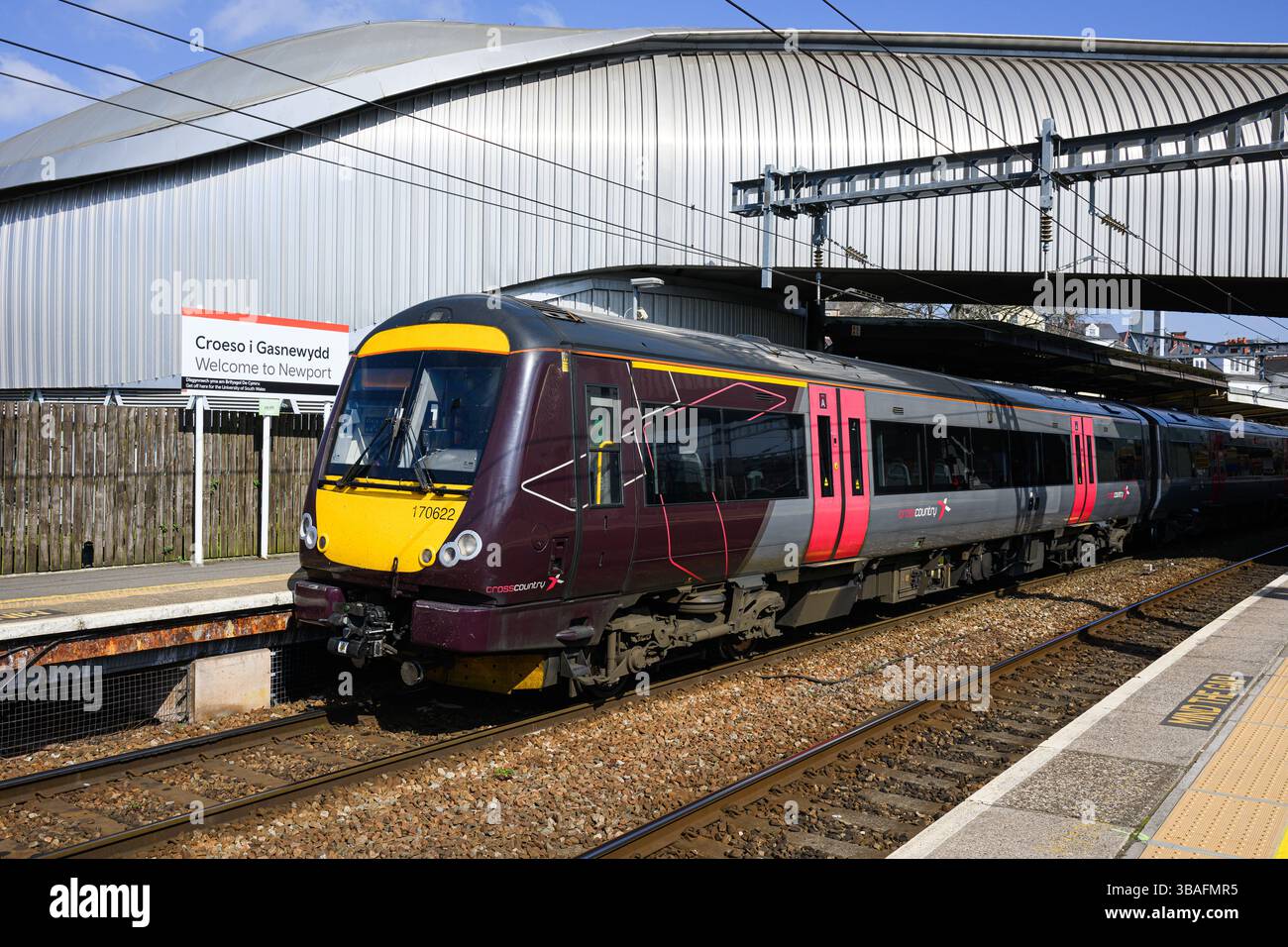 Newport, pays de Galles, Royaume-Uni - 1er avril 2025 ; train TurboStar CrossCountry classe 170 à Newport Wales avec panneau de gare Banque D'Images