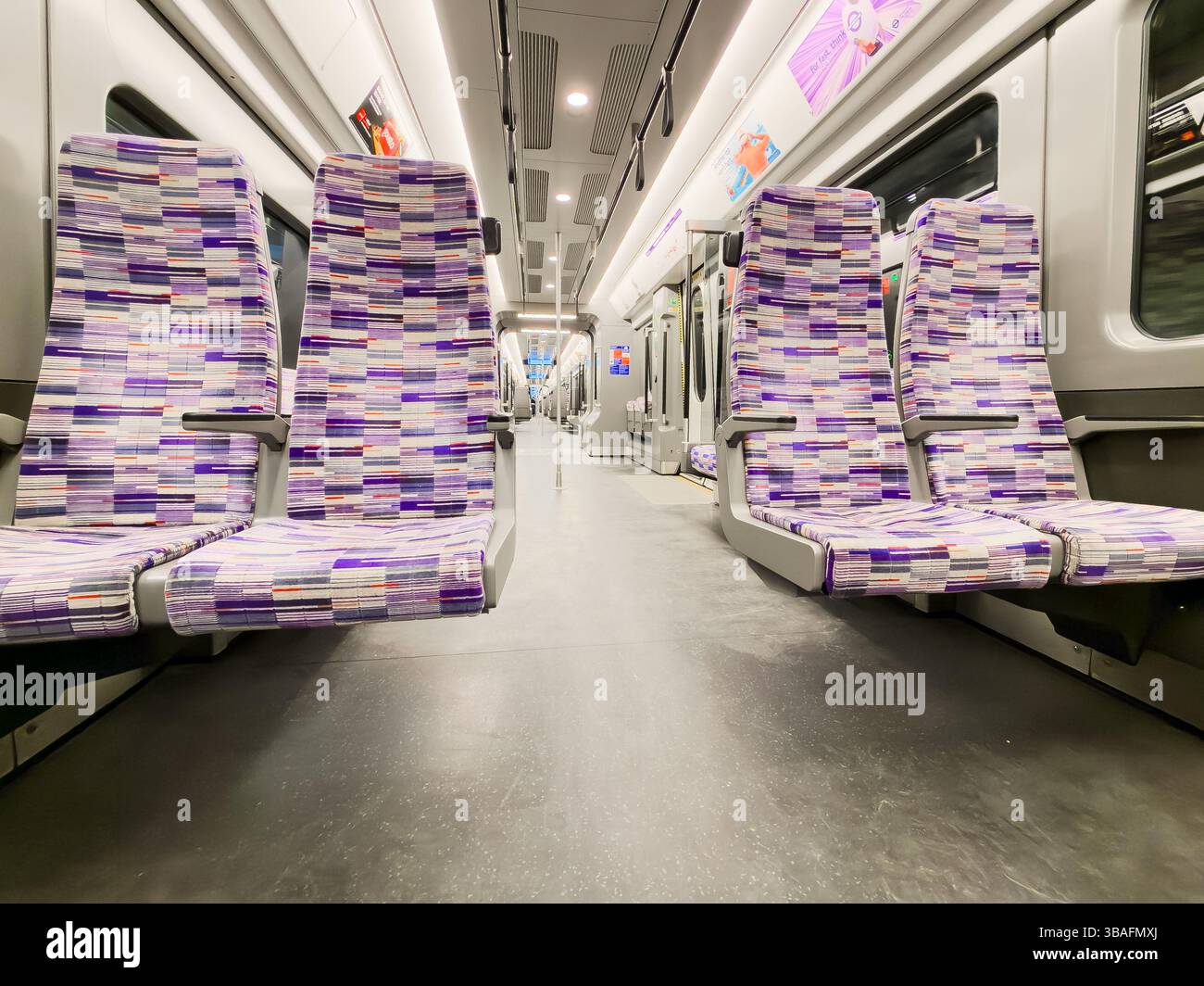 Londres, Royaume-Uni - 1er avril 2025 ; vue à travers les calèches du train Elizabeth Line avec sièges et personne Banque D'Images