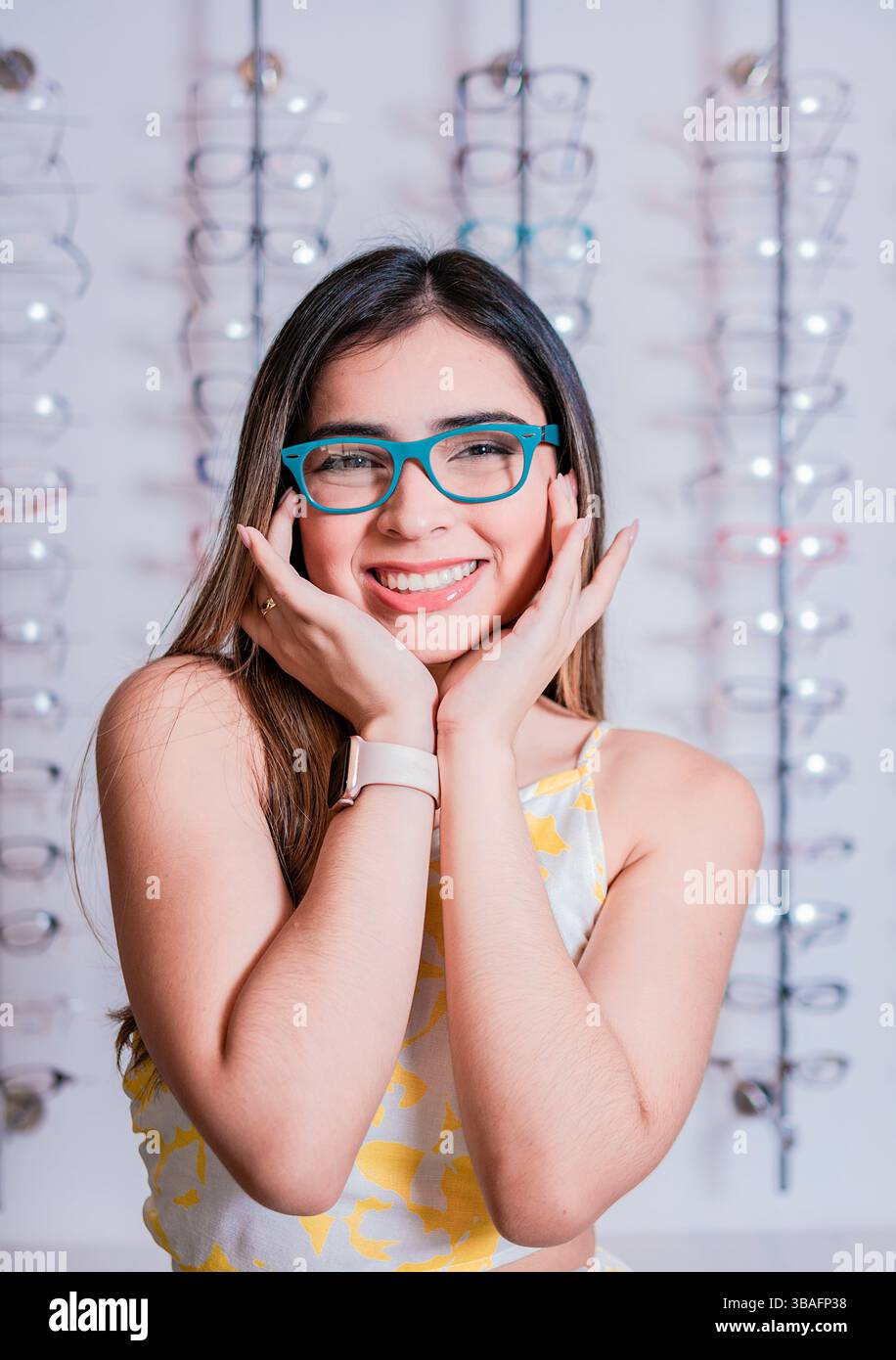 Portrait d'une cliente femme heureuse portant des lunettes dans un magasin de lunettes. Femme souriante portant des lunettes dans un magasin de lunettes Banque D'Images