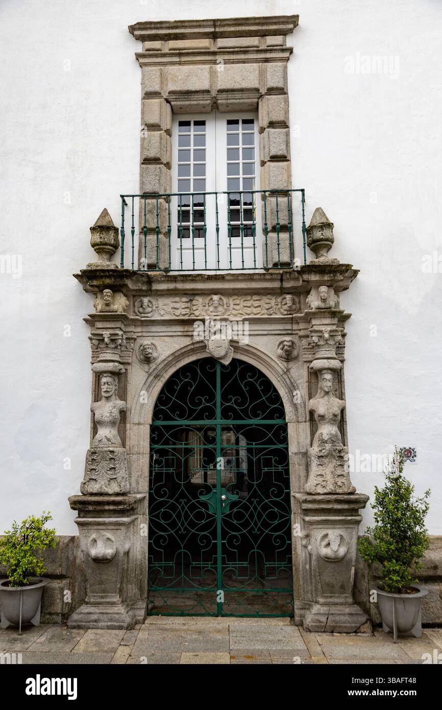 Vue du Portail des blessures du Christ, en architecture maniériste, sur la façade de l'ancien Hôpital de la Miséricorde à Viana do Castelo Banque D'Images