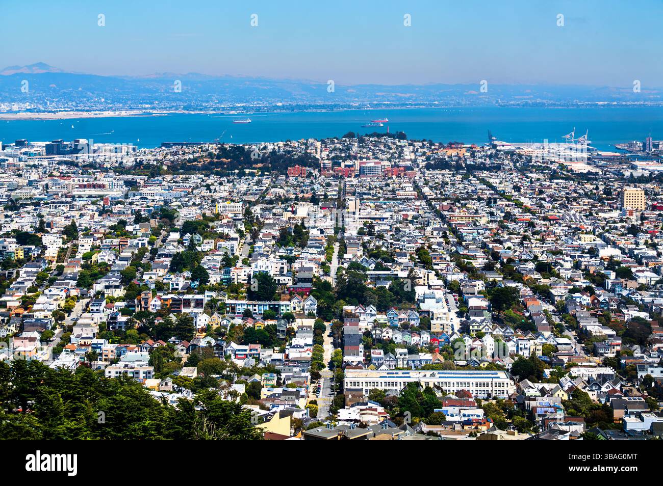 Vue panoramique surélevée des quartiers est de San Francisco s'étendant vers le front de mer, avec les collines de la baie de San Francisco et de l'est de la baie au loin par une claire journée d'été. Californie, États-Unis Banque D'Images