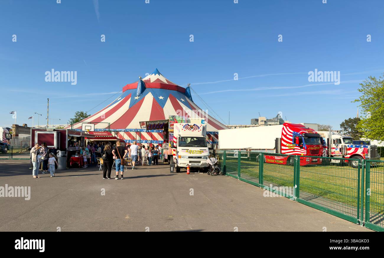 Southampton Angleterre Royaume-Uni. 10.05.2025. Cirque avec des gens qui sortent après le spectacle à Mayflower Park. Ville de Southampton Royaume-Uni. Banque D'Images