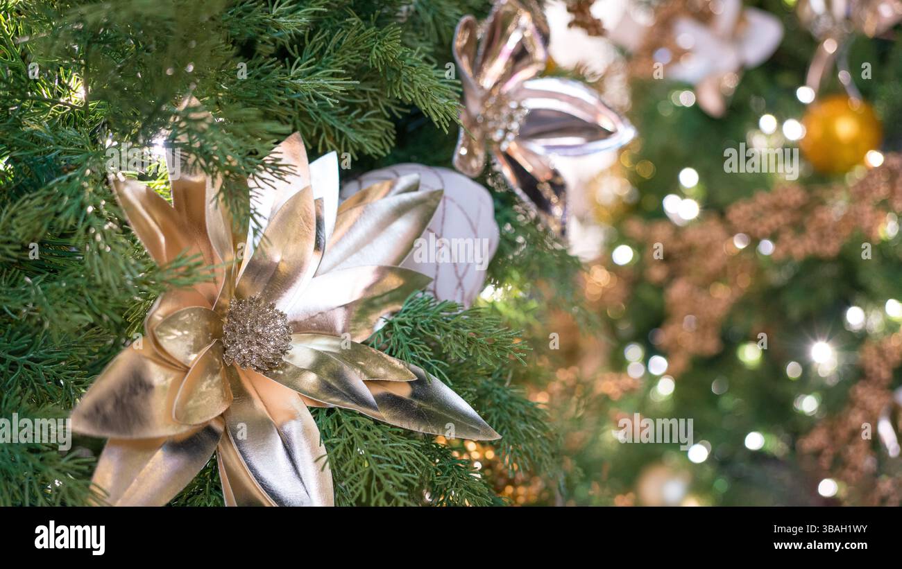 Décoration de Noël sur arbre. Éclairage bokeh en arrière-plan. Banque D'Images