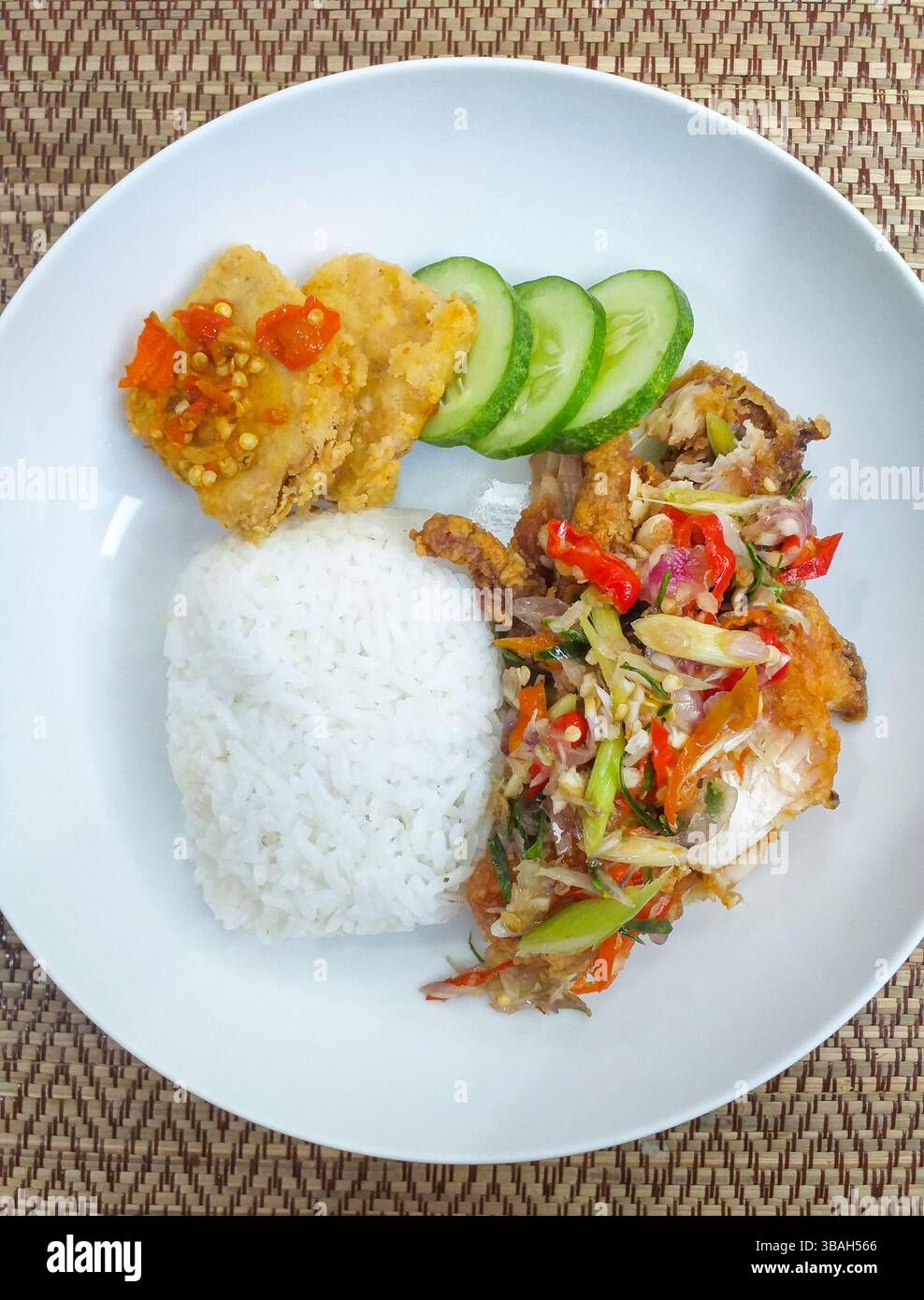 Ayam Geprek Matah indonésien ou poulet frit avec Sambal Matah. Banque D'Images