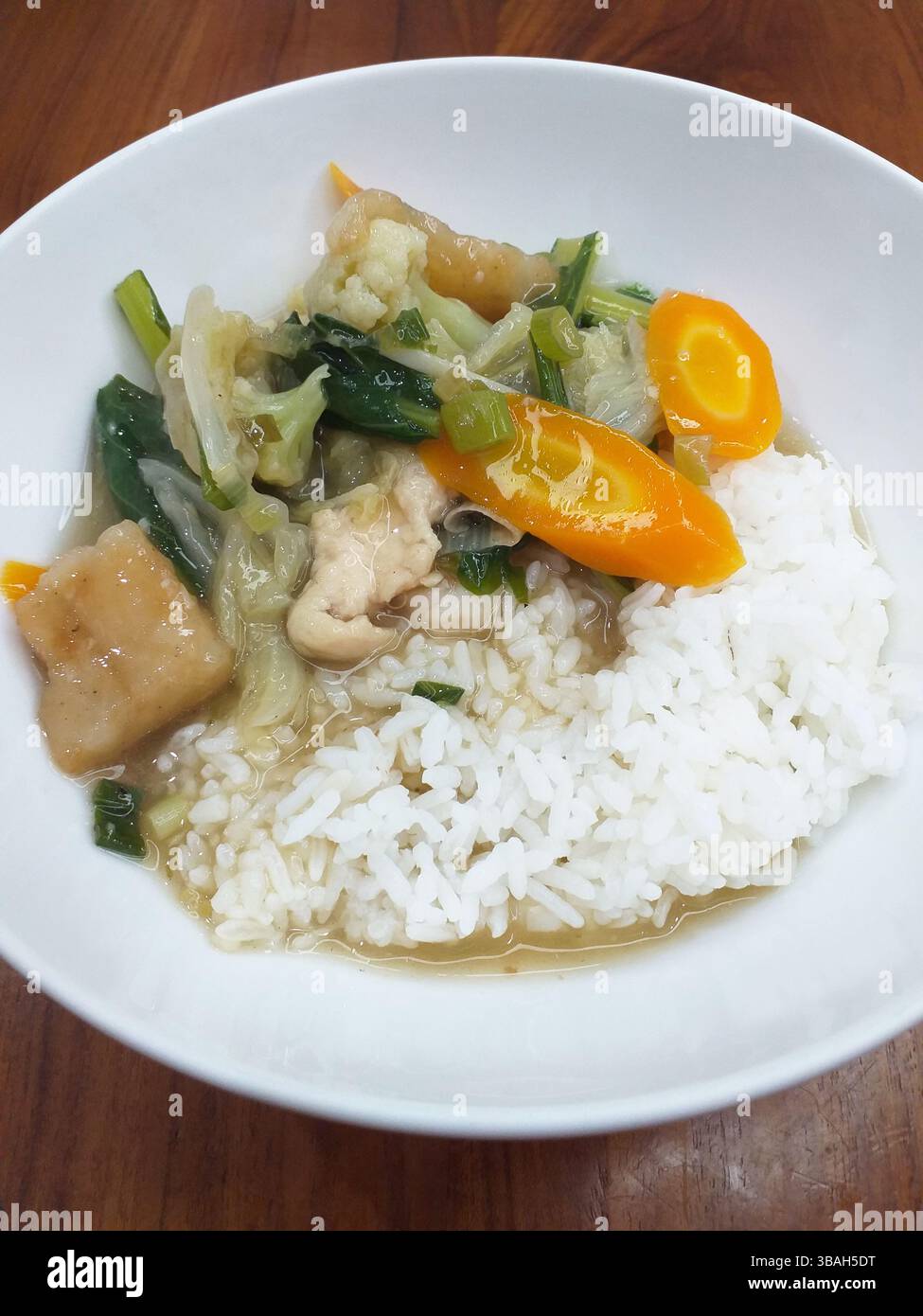 Cuisine indonésienne - Tumis Cap Cay Ayam avec du riz blanc cuit à la vapeur dans un bol blanc Banque D'Images