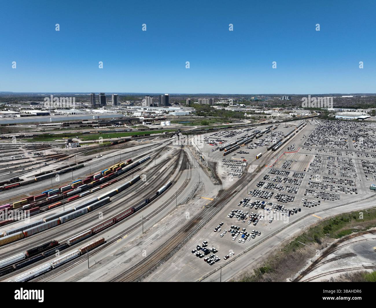 Vue aérienne du triage MacMillan et des wagons autorack du canadien National, l'un des plus grands terminaux de transport ferroviaire de marchandises et d'automobiles au Canada. Banque D'Images