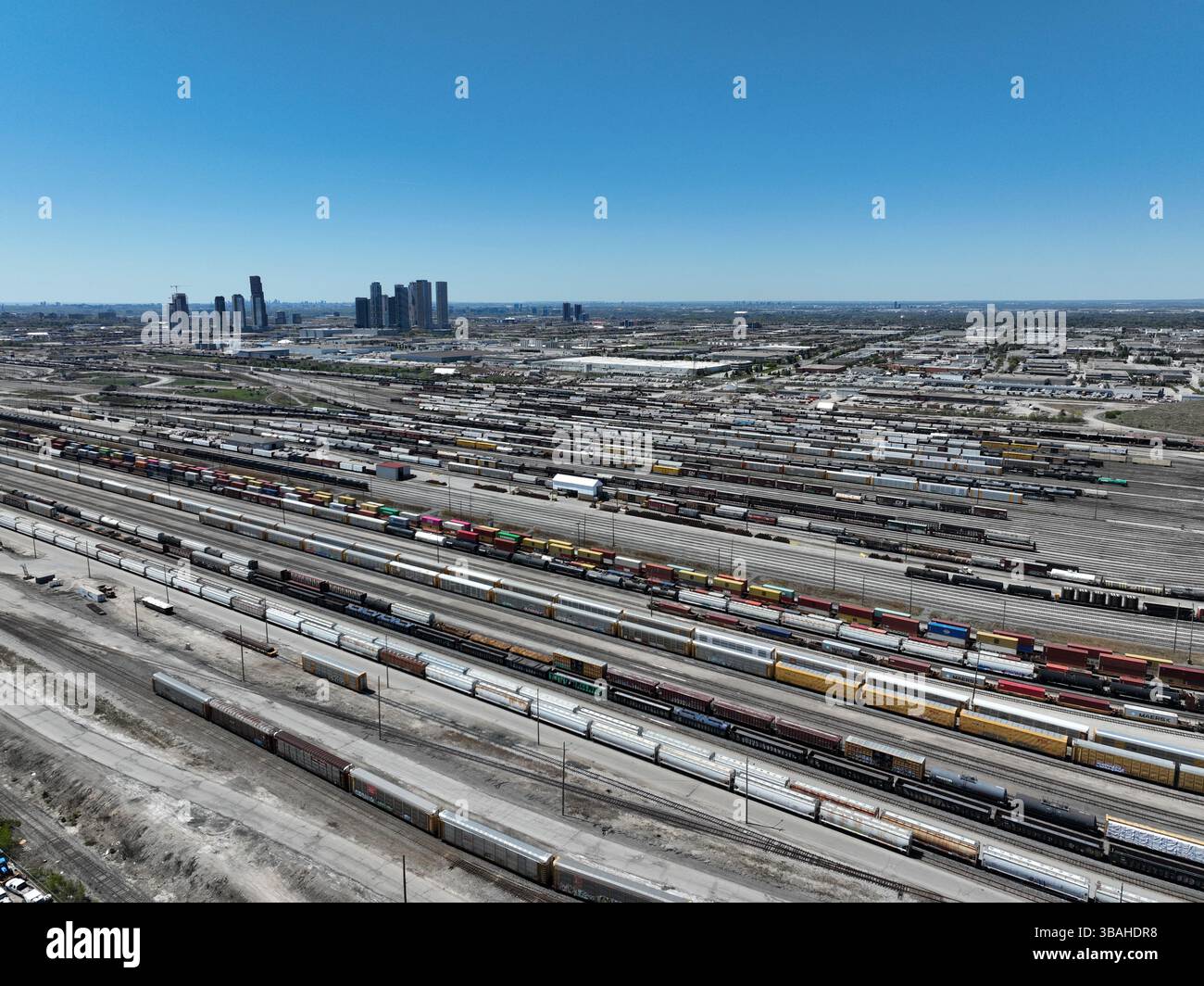 Vue aérienne du triage MacMillan et des wagons autorack du canadien National, l'un des plus grands terminaux de transport ferroviaire de marchandises et d'automobiles au Canada. Banque D'Images