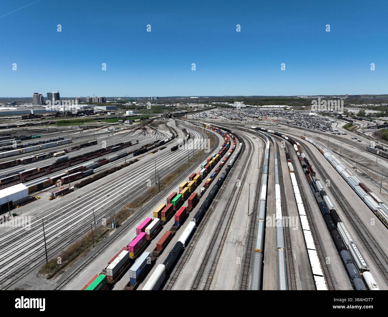 Vue aérienne du triage MacMillan et des wagons autorack du canadien National, l'un des plus grands terminaux de transport ferroviaire de marchandises et d'automobiles au Canada. Banque D'Images