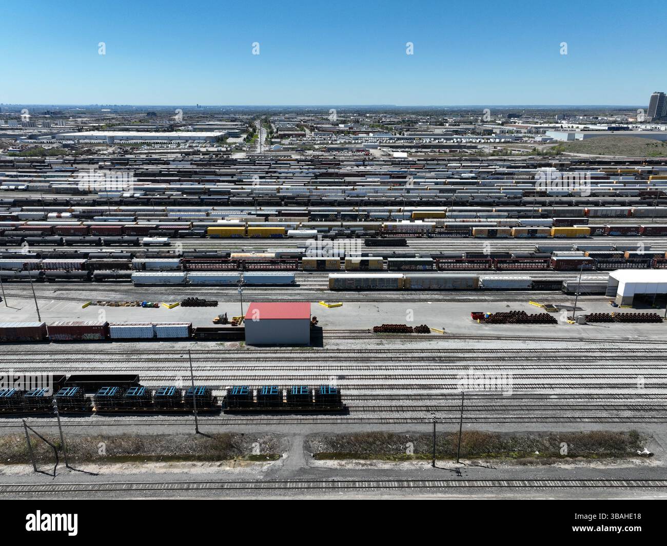 Vue aérienne du triage MacMillan et des wagons autorack du canadien National, l'un des plus grands terminaux de transport ferroviaire de marchandises et d'automobiles au Canada. Banque D'Images