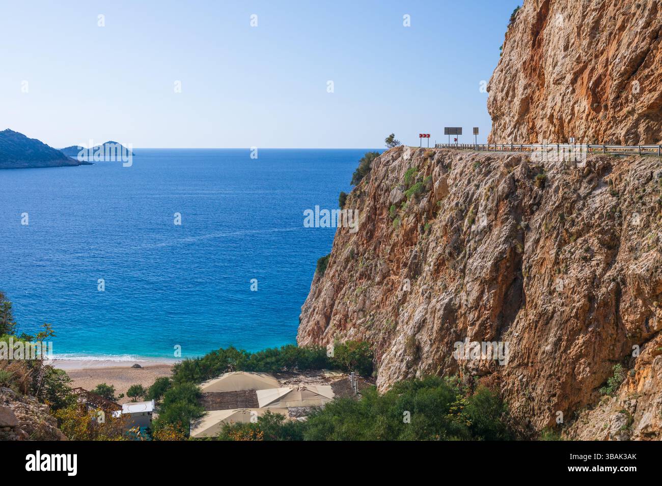 Plage de Kaputas avec eau de mer turquoise et sable blanc, côte lycienne. Journée de détente d'été en vacances en famille dans la mer Méditerranée, Kas, Turquie Banque D'Images