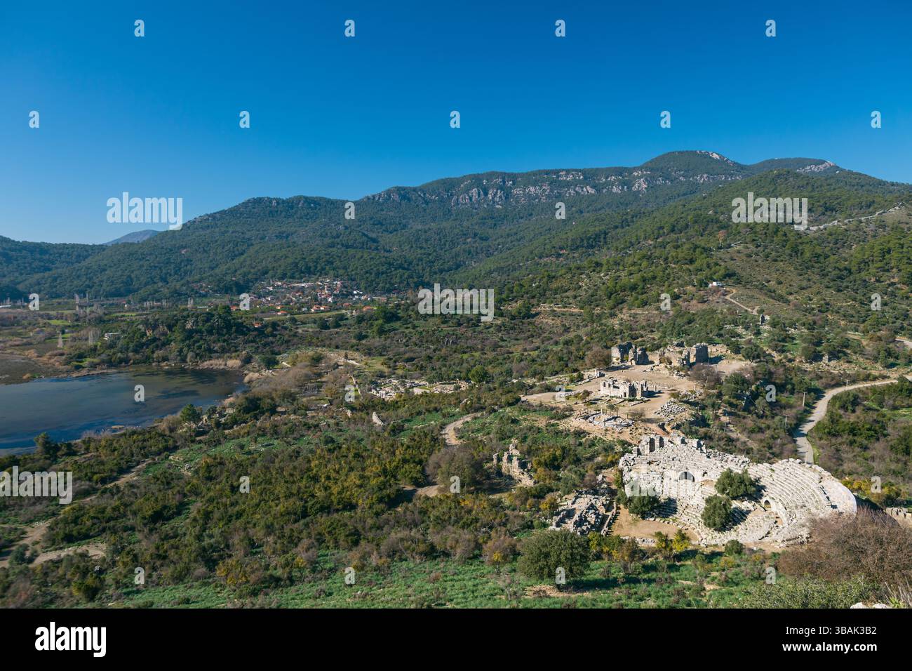 Vue de l'acropole sur le sommet du mont à la célèbre ville grecque antique Kaunos dans Caria ou Caunus dans la période romaine en Anatolie. Endroit populaire pour voyager Banque D'Images